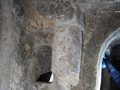 Quest�ultima era delimitata da quattro colonne con capitelli cubici, tre delle quali rimosse o crollate, che davano l�idea di un ciborio che si estendeva su tutta l�area